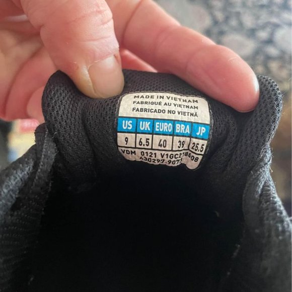 Mizuno Tennis Shoes - Picture 5 of 5